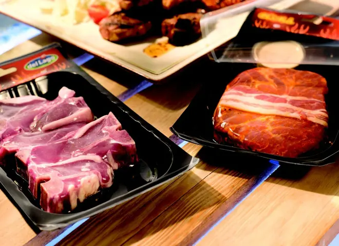Skinpack fra Nemco er den perfekte løsning til at fremhæve produktet i køledisken. Vi har et bredt udvalg af kød emballage til f.eks. kød, fisk, kylling, grøntsager og færdigretter, hvoraf flere af vores skin pack produkter er genanvendelige eller plastreduceret.