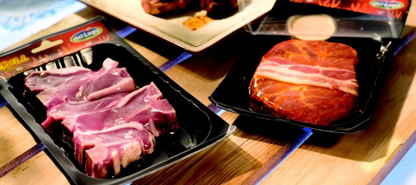 Skinpack fra Nemco er den perfekte løsning til at fremhæve produktet i køledisken. Vi har et bredt udvalg af kød emballage til f.eks. kød, fisk, kylling, grøntsager og færdigretter, hvoraf flere af vores skin pack produkter er genanvendelige eller plastreduceret.
