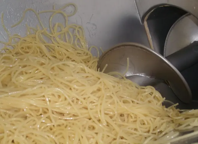Leonhardt SD til at dosere og fylde pasta i bakker og emballage - doseringsmaskine til at dosere fødevarerprodukt i emballage - dosering af kød, og andre fødevarer - kaldes også fyldeanlæg og fyldemaskiner. Perfekt til kantiner, producent af take-away eller færdigretter og storkøkkener.