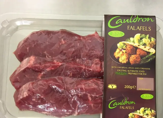 Med TraySkin® tilbyder Nemco en attraktiv emballageløsning til dine fødevarer, såsom kød. En højtransparent skinfolie lægger sig over produktet og forhindrer 'drip-loss'. Produktet holdes derved på plads, og giver produktet en enestående præsentation.