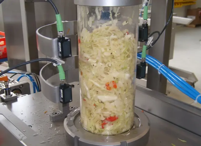 Leonhardt SD til at dosere og fylde salat i bakker og emballage - doseringsmaskine til at dosere fødevarerprodukt i emballage - dosering af kød, og andre fødevarer - kaldes også fyldeanlæg og fyldemaskiner.