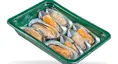 Med TraySkin® tilbyder Nemco en attraktiv emballageløsning til dine fødevarer, såsom skaldyr. En højtransparent skinfolie lægger sig over produktet og forhindrer 'drip-loss'. Produktet holdes derved på plads, og giver produktet en enestående præsentation.