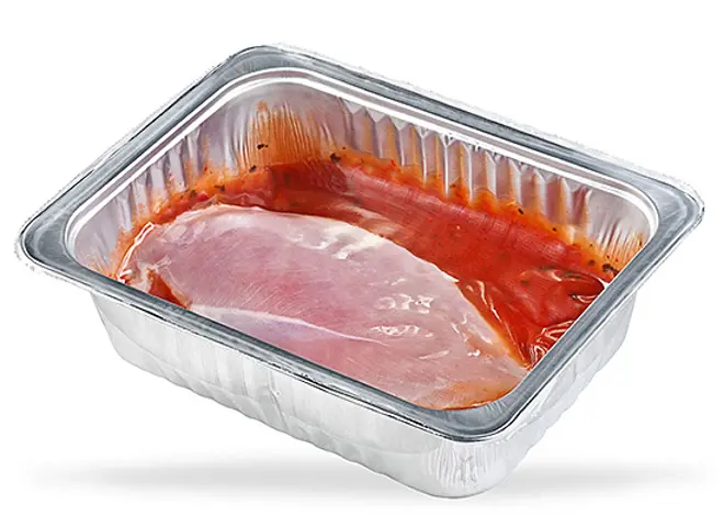 Med TraySkin® tilbyder Nemco en attraktiv emballageløsning til dine fødevarer, såsom kylling. En højtransparent skinfolie lægger sig over produktet og forhindrer 'drip-loss'. Produktet holdes derved på plads, og giver produktet en enestående præsentation.