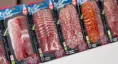 FlatMap fra Nemco er den perfekte løsning til at fremhæve produktet i køledisken. Vi har et bredt udvalg af kød emballage til f.eks. pølser, kød og salami, hvoraf flere af vores skin pack produkter er genanvendelige eller plastreduceret.