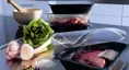 Med TraySkin® tilbyder Nemco en attraktiv emballageløsning til dine fødevarer, såsom kød. En højtransparent skinfolie lægger sig over produktet og forhindrer 'drip-loss'. Produktet holdes derved på plads, og giver produktet en enestående præsentation.