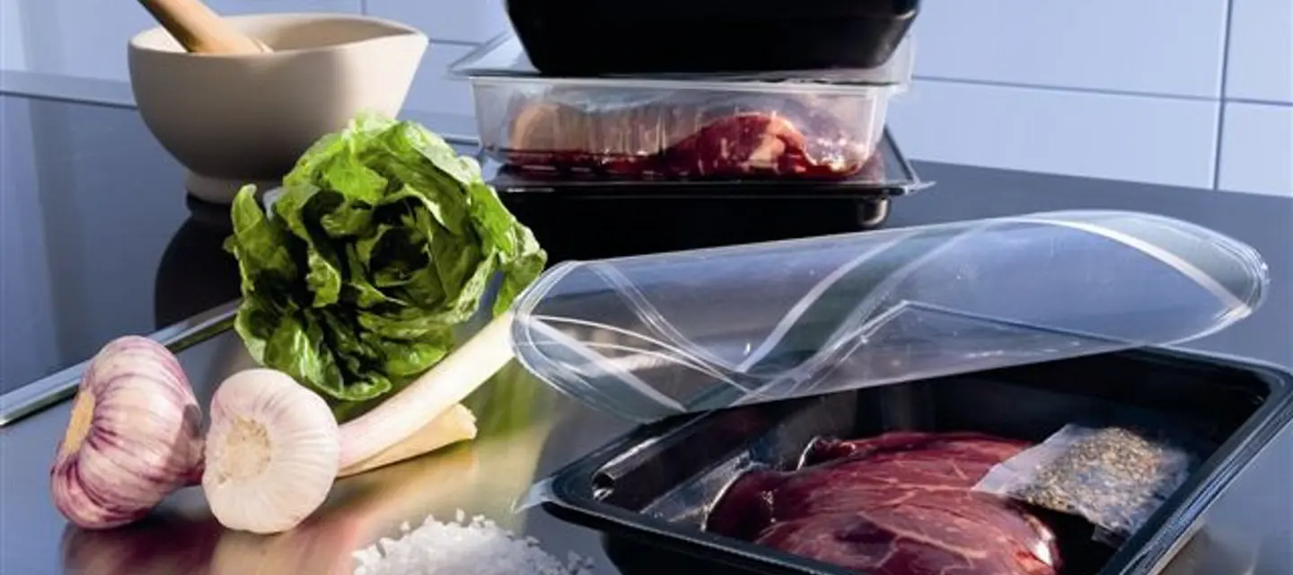 Med TraySkin® tilbyder Nemco en attraktiv emballageløsning til dine fødevarer, såsom kød. En højtransparent skinfolie lægger sig over produktet og forhindrer 'drip-loss'. Produktet holdes derved på plads, og giver produktet en enestående præsentation.